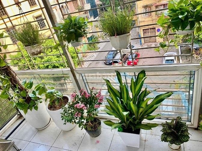 Bán gấp căn hộ mặt phố Võ Chí Công. Diện tích 75m2, giá hơn 5 tỷ.