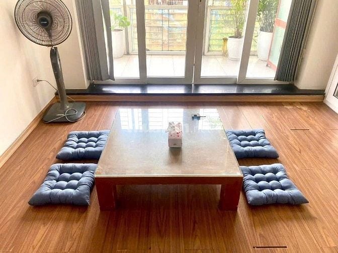 Bán gấp căn hộ mặt phố Võ Chí Công. Diện tích 75m2, giá hơn 5 tỷ.