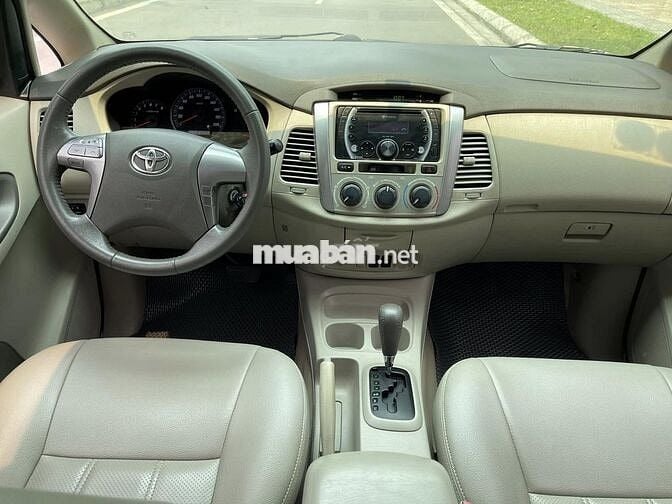 Toyota Innova 2.0G 2016 số tự động màu vàng cát