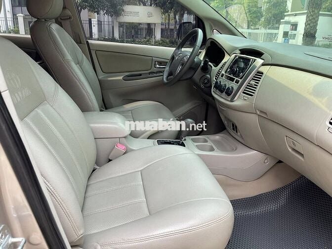 Toyota Innova 2.0G 2016 số tự động màu vàng cát