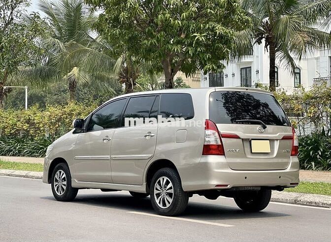Toyota Innova 2.0G 2016 số tự động màu vàng cát