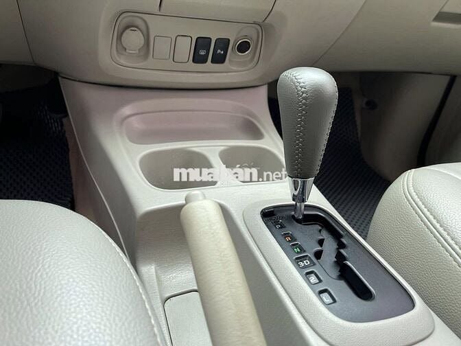 Toyota Innova 2.0G 2016 số tự động màu vàng cát