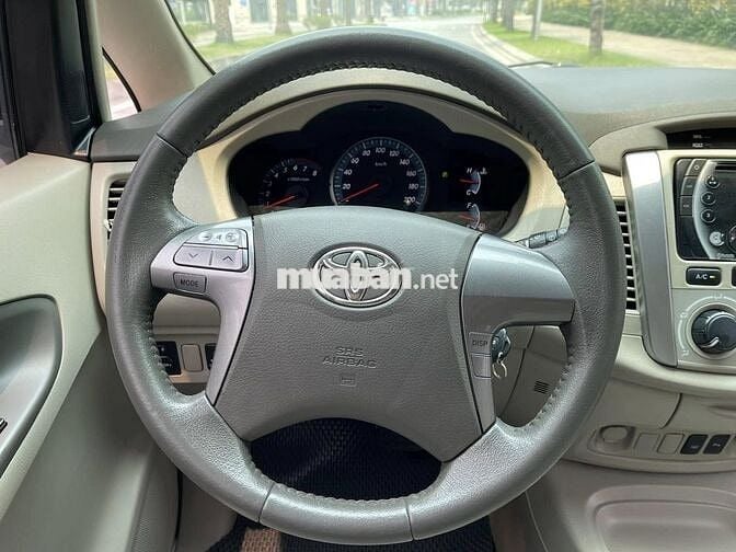 Toyota Innova 2.0G 2016 số tự động màu vàng cát