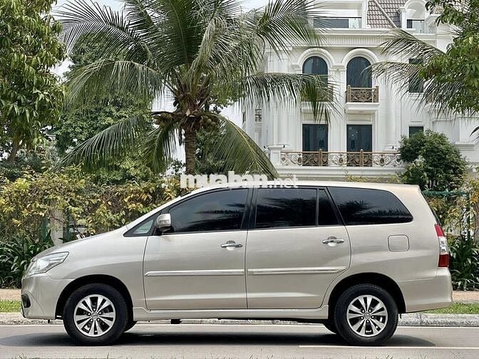 Toyota Innova 2.0G 2016 số tự động màu vàng cát