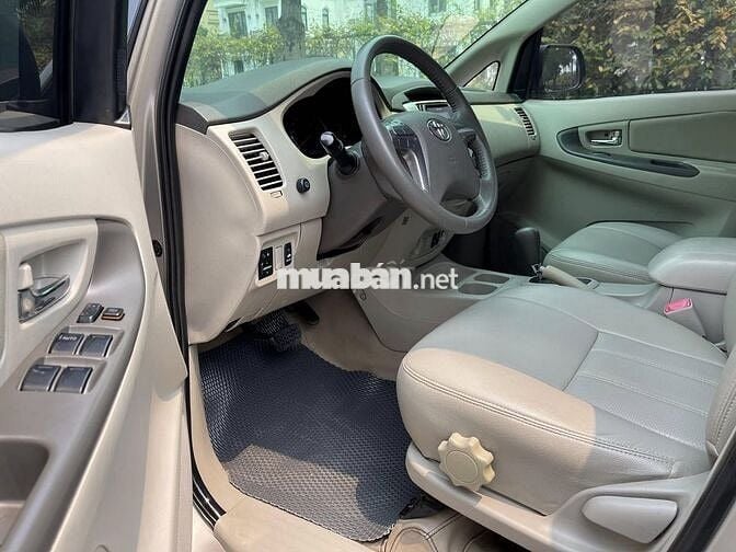 Toyota Innova 2.0G 2016 số tự động màu vàng cát