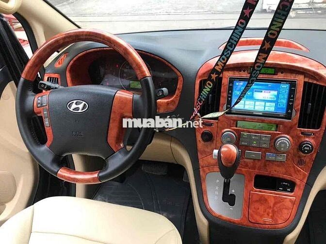 Hyundai Grand Starex 2010 Van 2.5 AT - 120000 km