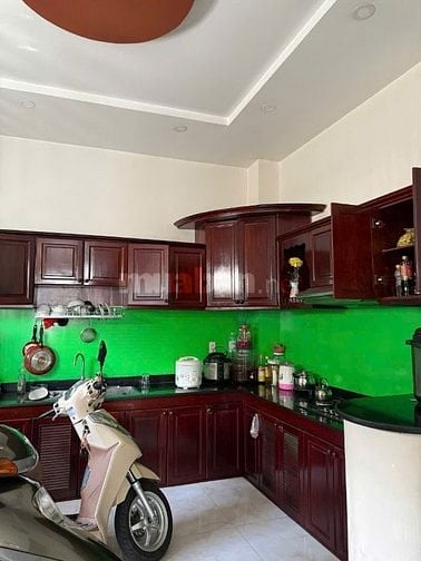 NHÀ 2 LẦU 4PN. 4WC SÂN ĐẬU OTO HẺM ĐƯỜNG 9 LINH TÂY. THỦ ĐỨC