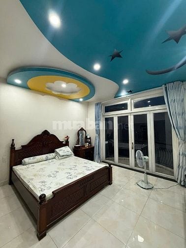 NHÀ 2 LẦU 4PN. 4WC SÂN ĐẬU OTO HẺM ĐƯỜNG 9 LINH TÂY. THỦ ĐỨC