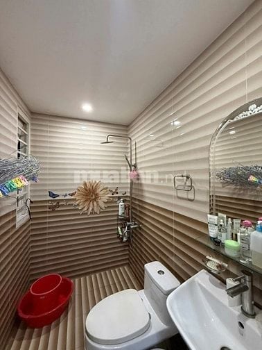 NHÀ 2 LẦU 4PN. 4WC SÂN ĐẬU OTO HẺM ĐƯỜNG 9 LINH TÂY. THỦ ĐỨC