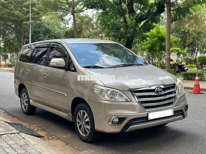 Chỉ hơn 300 củ Toyota Innova 2.0V 2015 đi 9 vạn.