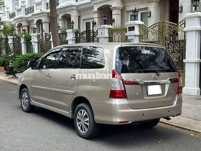 Chỉ hơn 300 củ Toyota Innova 2.0V 2015 đi 9 vạn.