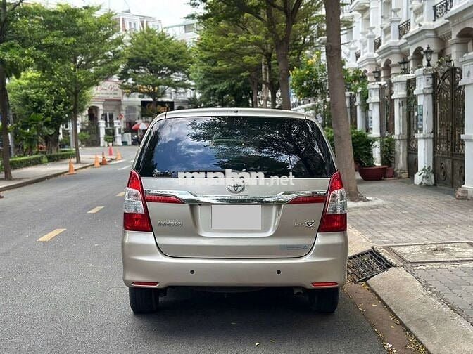 Chỉ hơn 300 củ Toyota Innova 2.0V 2015 đi 9 vạn.