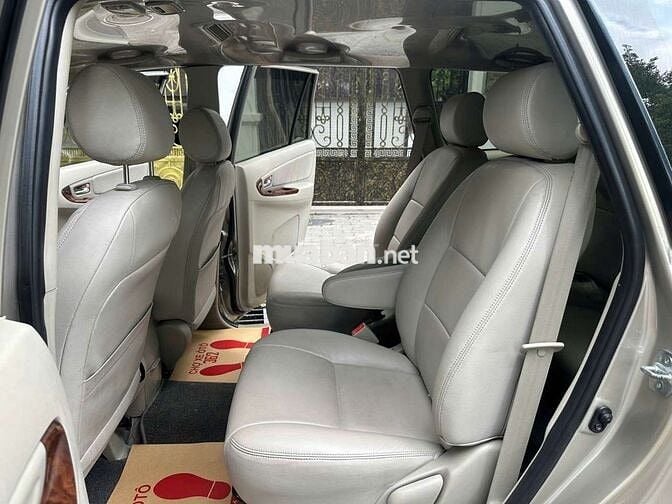 Chỉ hơn 300 củ Toyota Innova 2.0V 2015 đi 9 vạn.