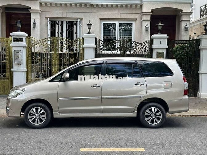 Chỉ hơn 300 củ Toyota Innova 2.0V 2015 đi 9 vạn.