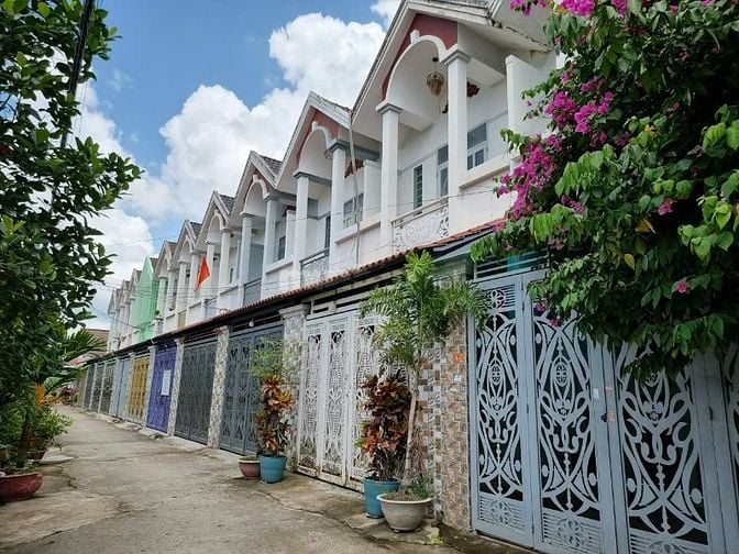 Nhà đẹp 2 tầng gần Chợ Hưng Long giá chỉ 630 triệu