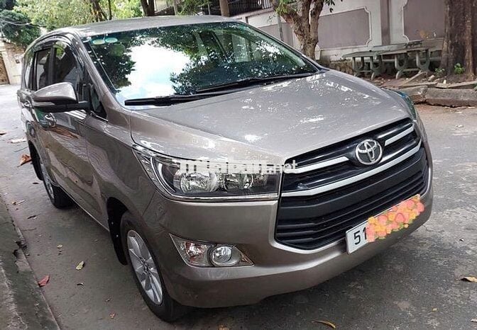 Nhà cần bán xe Innova E 2018 màu ánh kim đẹp