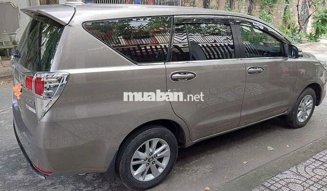 Nhà cần bán xe Innova E 2018 màu ánh kim đẹp