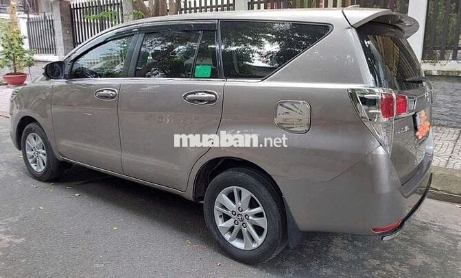 Nhà cần bán xe Innova E 2018 màu ánh kim đẹp