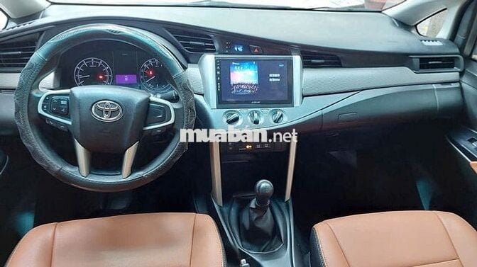 Nhà cần bán xe Innova E 2018 màu ánh kim đẹp