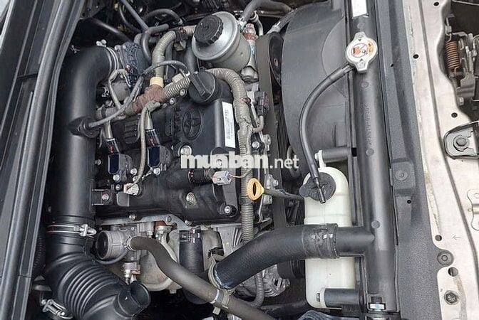 Nhà cần bán xe Innova E 2018 màu ánh kim đẹp