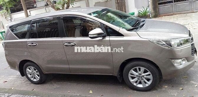 Nhà cần bán xe Innova E 2018 màu ánh kim đẹp