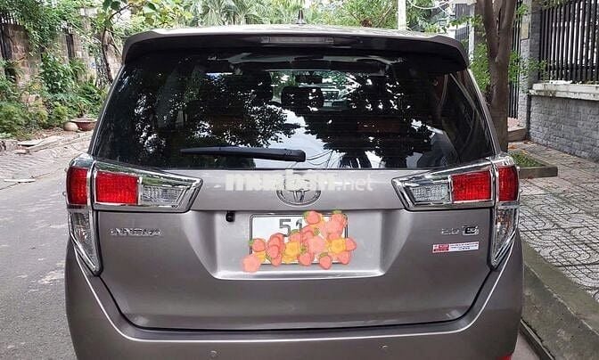 Nhà cần bán xe Innova E 2018 màu ánh kim đẹp