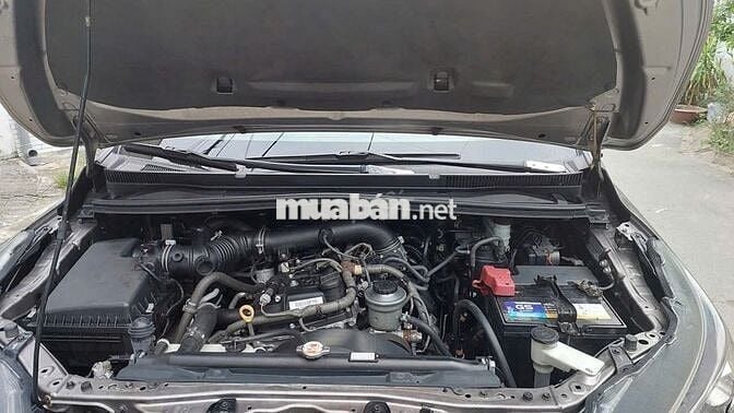Nhà cần bán xe Innova E 2018 màu ánh kim đẹp