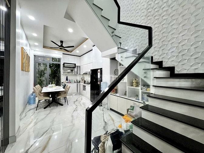 Thương lượng còn 3tỷ550 bán gấp nhà Lý Chính Thắng, 78m2, 4PN, SHR.