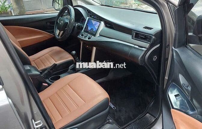 Nhà cần bán xe Innova E 2018 màu ánh kim đẹp