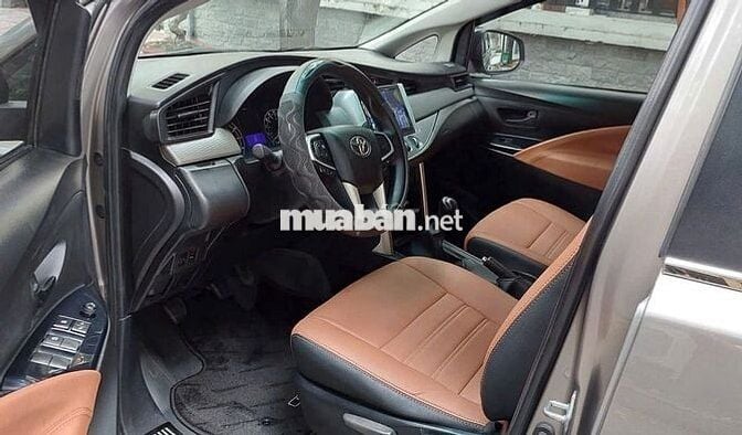 Nhà cần bán xe Innova E 2018 màu ánh kim đẹp