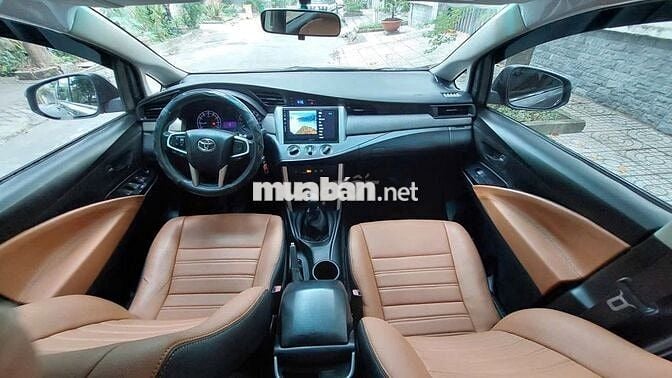 Nhà cần bán xe Innova E 2018 màu ánh kim đẹp