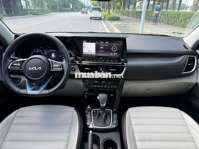 Kia Seltos 2023 Premium 1.4 AT - 4914 km