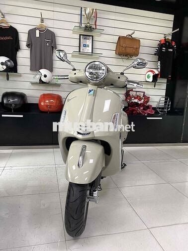 Vespa GTS Classic màu Beige nhiều quà tặng hấp dẫn
