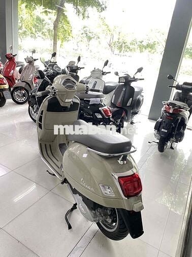 Vespa GTS Classic màu Beige nhiều quà tặng hấp dẫn