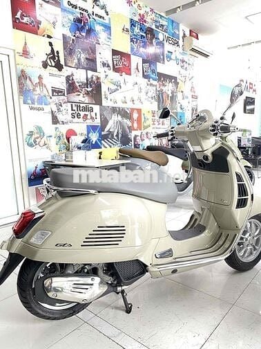 Vespa GTS Classic màu Beige nhiều quà tặng hấp dẫn