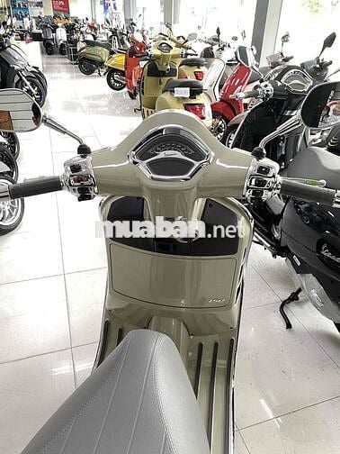 Vespa GTS Classic màu Beige nhiều quà tặng hấp dẫn