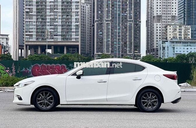 Mazda 3 2017 FL 1.5 AT Sedan - 100000 km