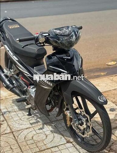 Yamaha Sirius màu đen, xe số