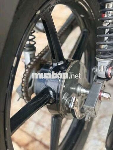 Yamaha Sirius màu đen, xe số