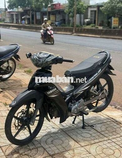 Yamaha Sirius màu đen, xe số