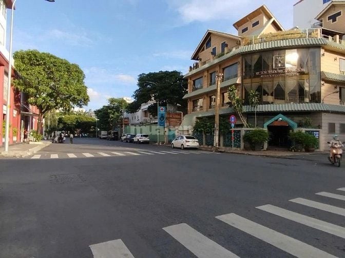 Cho thuê tòa nhà góc 3 mặt tiền Hoàng Việt, P.4, Q. Tân Bình giá 600tr