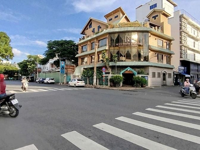 Cho thuê tòa nhà góc 3 mặt tiền Hoàng Việt, P.4, Q. Tân Bình giá 600tr