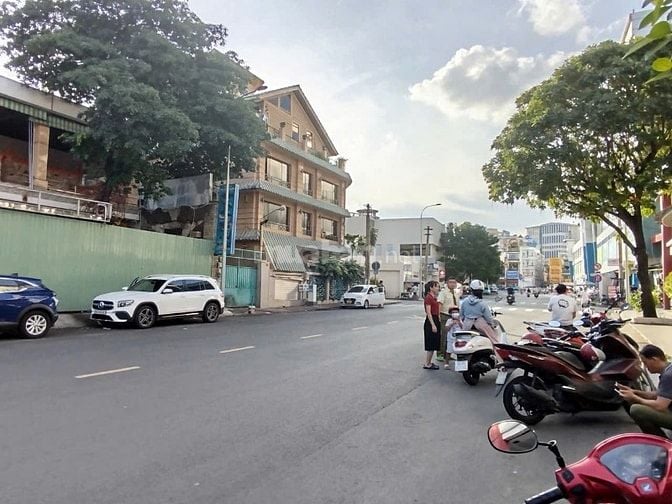 Cho thuê tòa nhà góc 3 mặt tiền Hoàng Việt, P.4, Q. Tân Bình giá 600tr