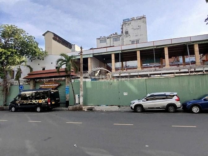 Cho thuê tòa nhà góc 3 mặt tiền Hoàng Việt, P.4, Q. Tân Bình giá 600tr