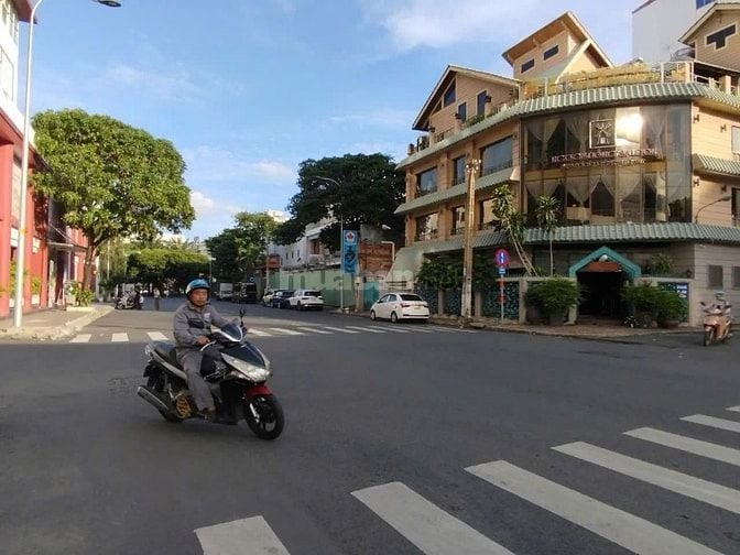 Cho thuê tòa nhà góc 3 mặt tiền Hoàng Việt, P.4, Q. Tân Bình giá 600tr
