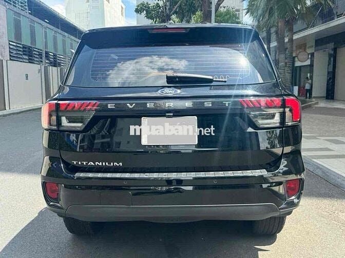 Ford Everest 2024 Titanium 2.0L 4x2 AT - 8000 km