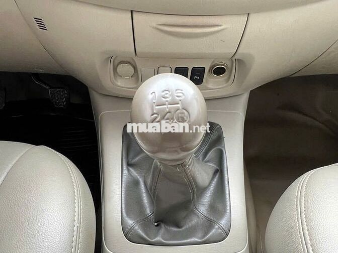 Toyota Innova 2015 E - ghi bạc đẹp