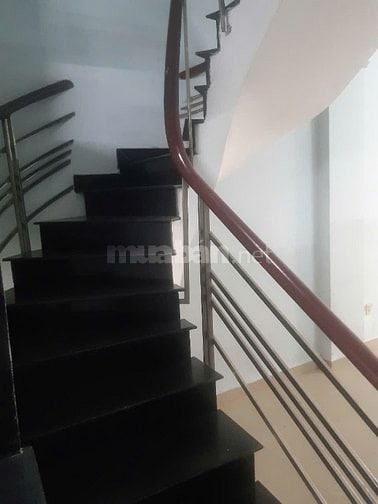 Cho thuê nhà nguyên căn trệt + 2 lầu, 3 phòng ngủ, hẻm rộng,an ninh!