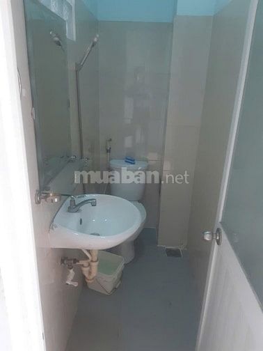 Cho thuê nhà nguyên căn trệt + 2 lầu, 3 phòng ngủ, hẻm rộng,an ninh!