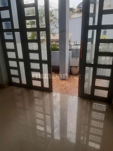 Cho thuê nhà nguyên căn trệt + 2 lầu, 3 phòng ngủ, hẻm rộng,an ninh!